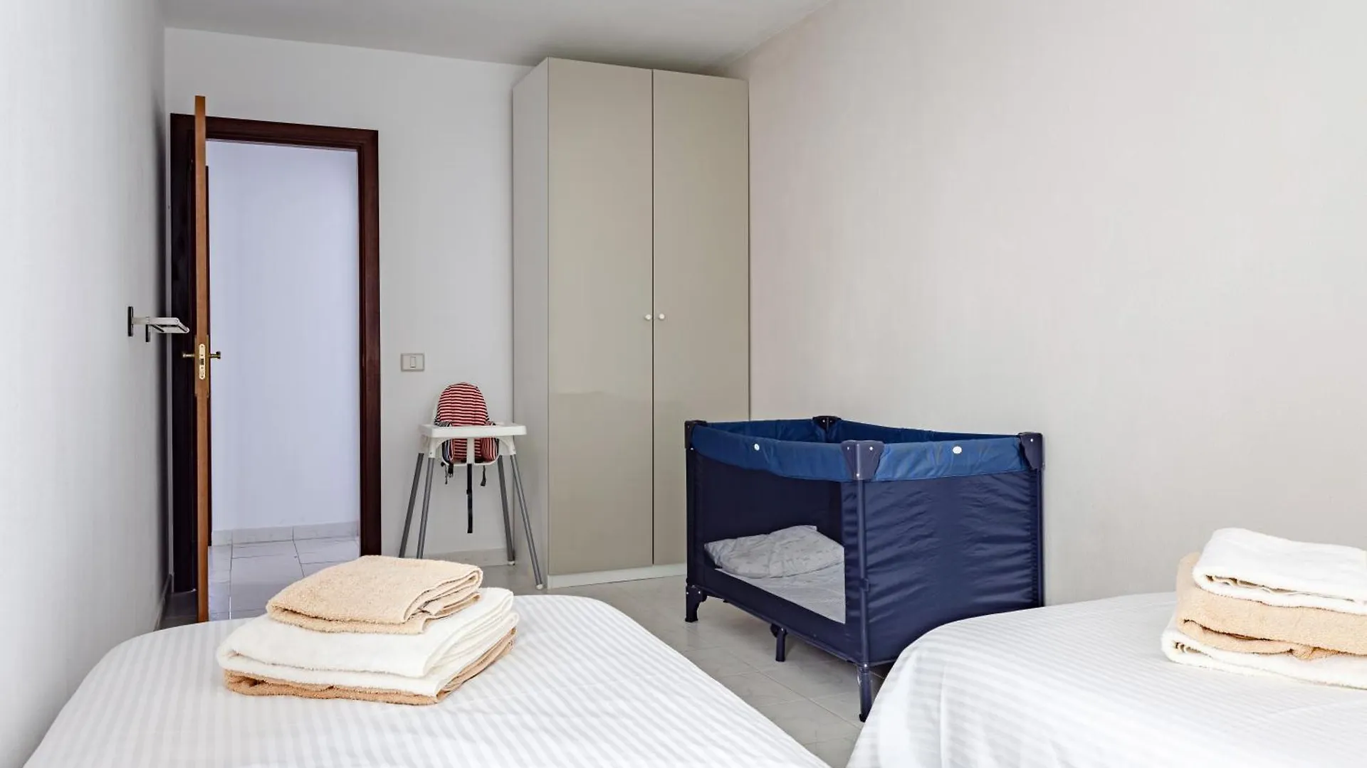 Modern Spacious 3 Bedroom Apartment Near The Beach エル・メダノ スペイン