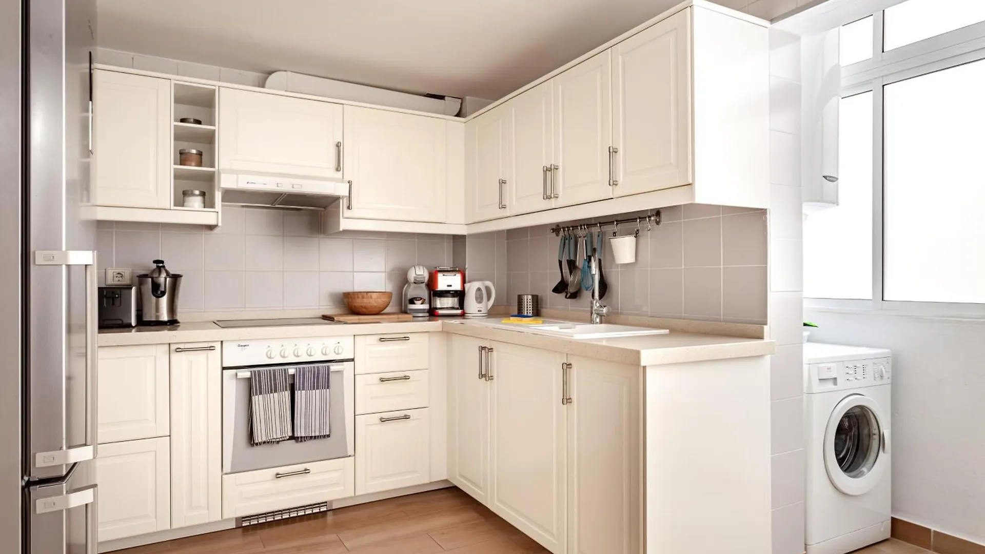 Modern Spacious 3 Bedroom Apartment Near The Beach エル・メダノ